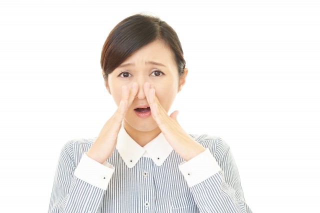 イメージ：鼻を押さえる女性