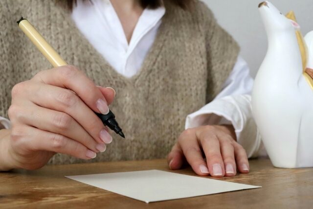 イメージ：年賀状を書く